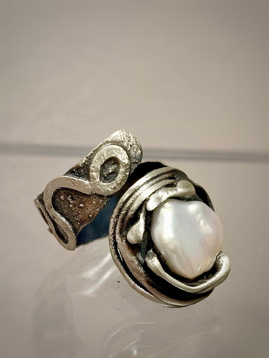Anillo de plata con perla Keshi artesanal.