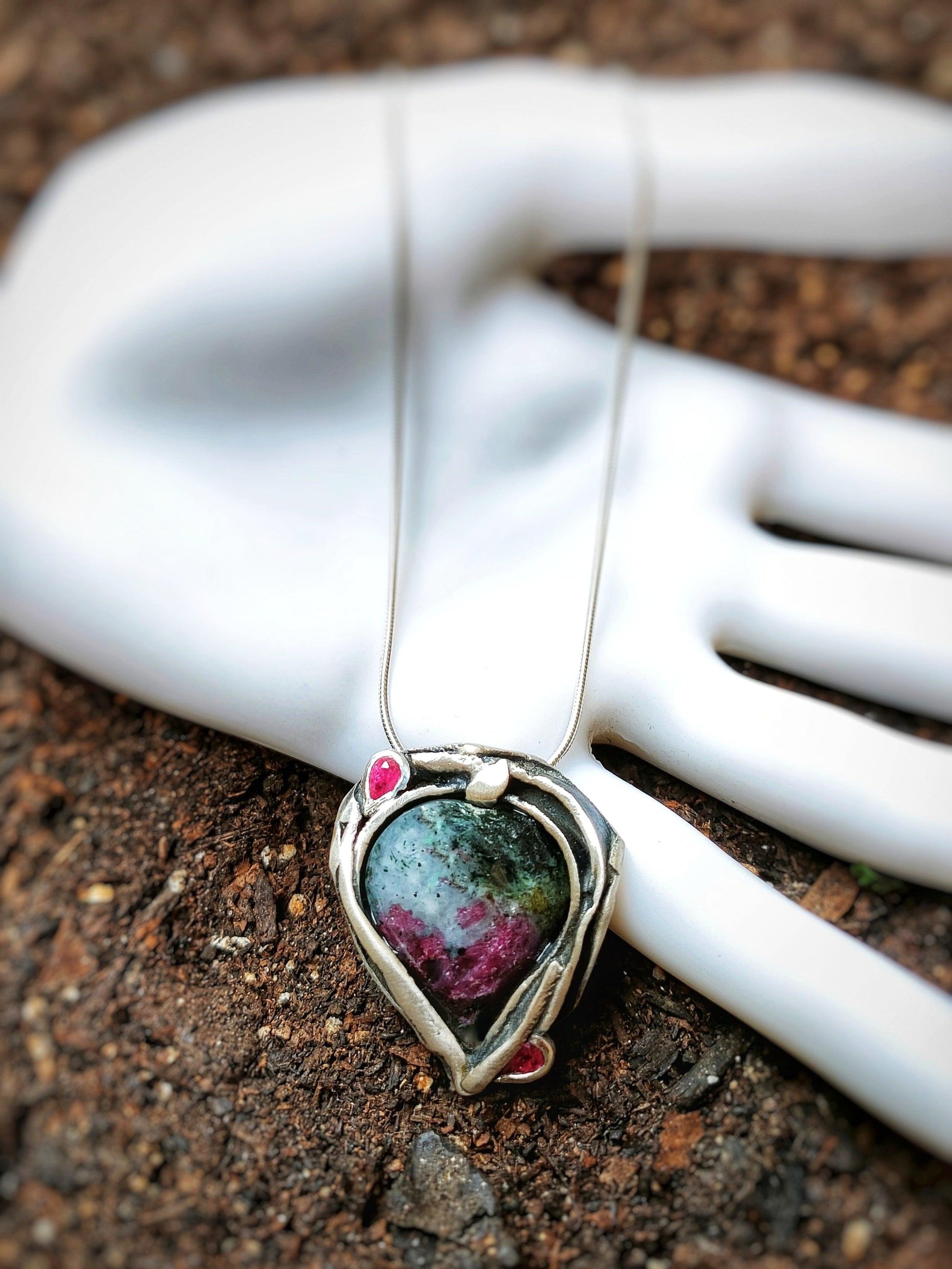 Colgante Artesanal de Plata con Zoisita y Rubíes - Amparo Valencia Joyas