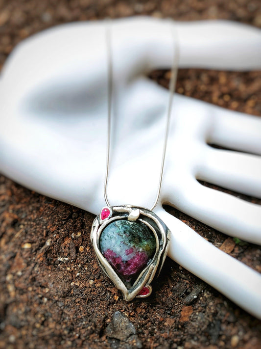 Colgante Artesanal de Plata con Zoisita y Rubíes - Amparo Valencia Joyas