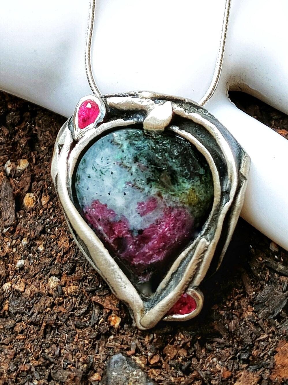 Colgante Artesanal de Plata con Zoisita y Rubíes - Amparo Valencia Joyas