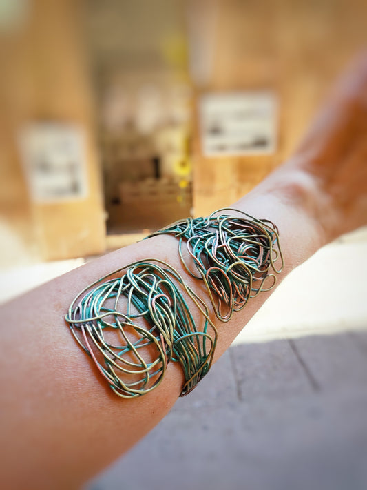 Brazalete único con patina verde