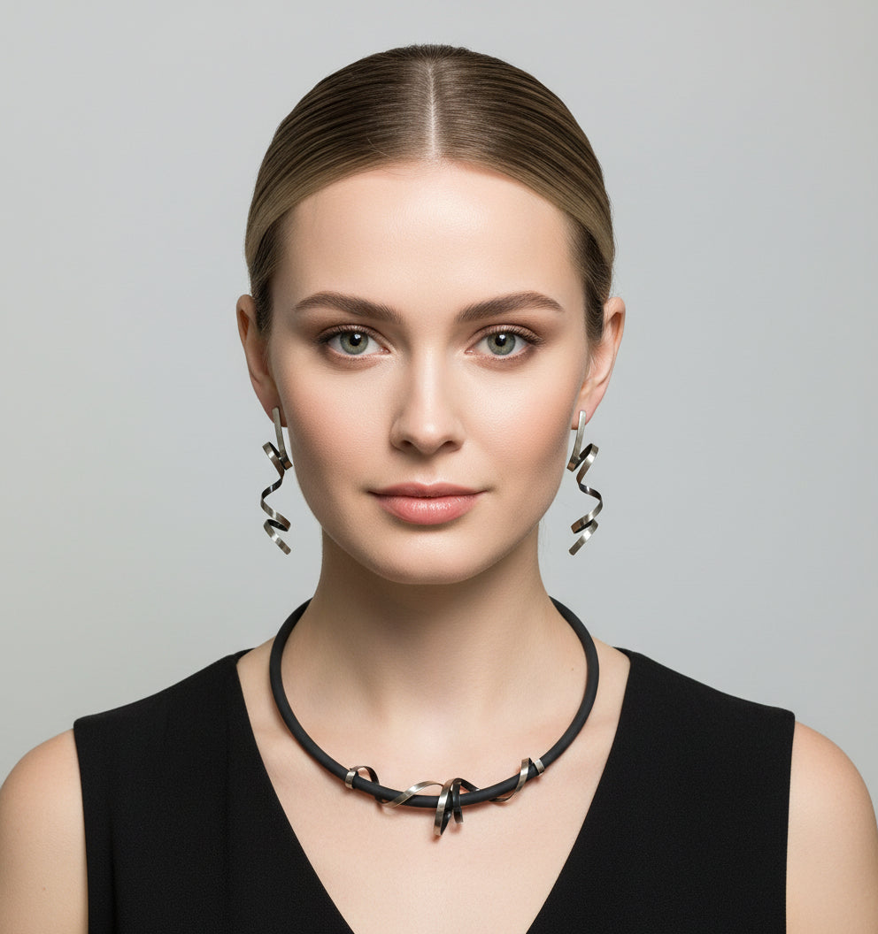 Joyería de autor en plata — Serpentina, collar y pendientes únicos.