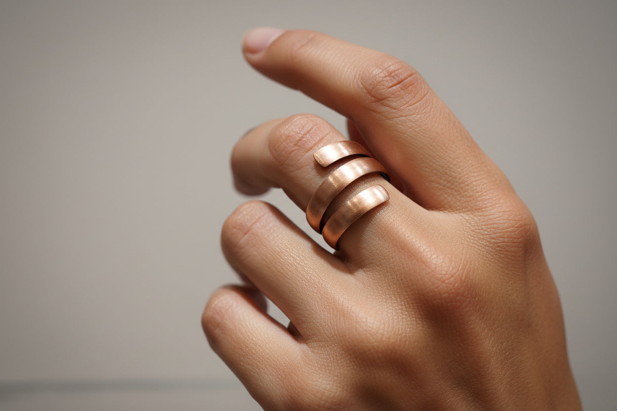 Pulsera de espiral en bronce chapada en oro, creación exclusiva de Amparo Valencia. Joyería de autor y joyería artesanal con diseño único y elegante.