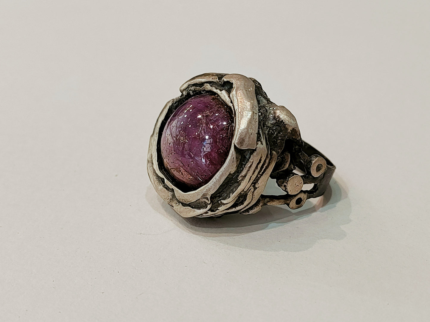 Anillo Único con rubi cabujón - Amparo Valencia Joyas