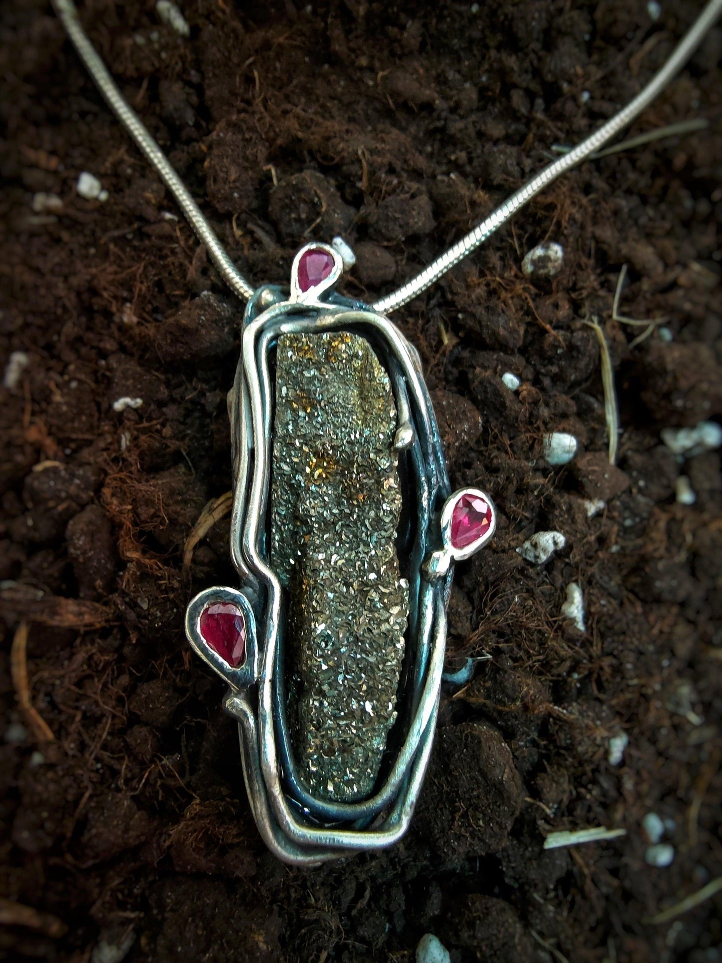 Colgante de plata con pirita y rubíes: una joya única y original