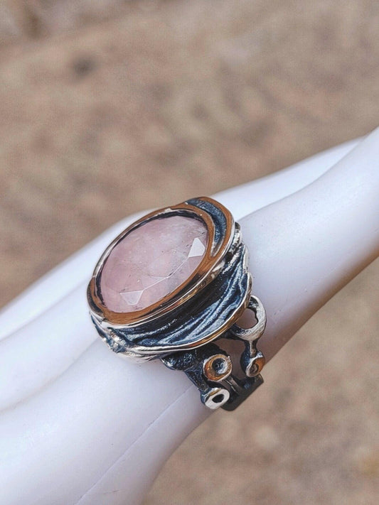 Anillo de plata con diseño único y piedra de cuarzo rosa - Amparo Valencia Joyas