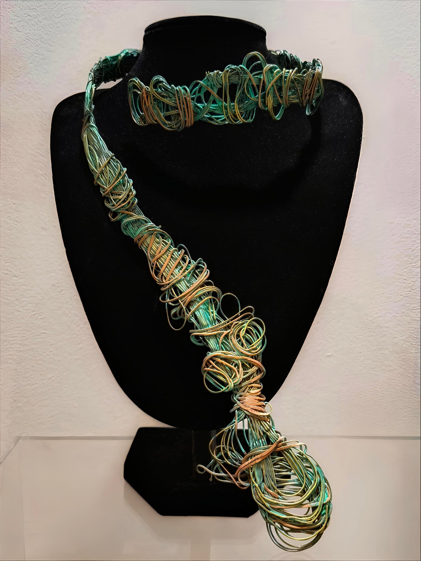 Detalle del collar Redes en cobre y bronce con tonos verdosos.