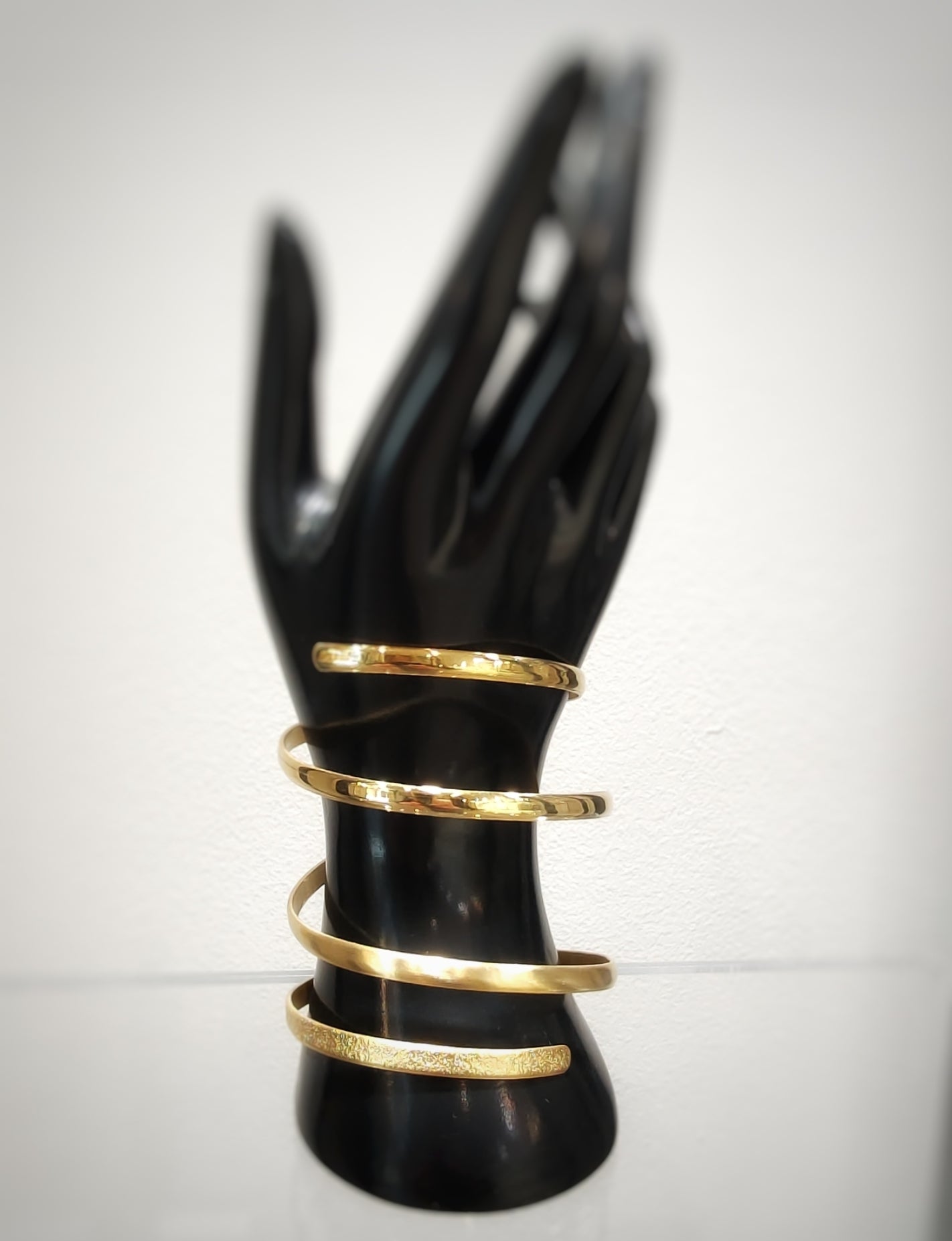 Esclava en espiral de bronce chapado en oro — pieza de autor hecha a mano.