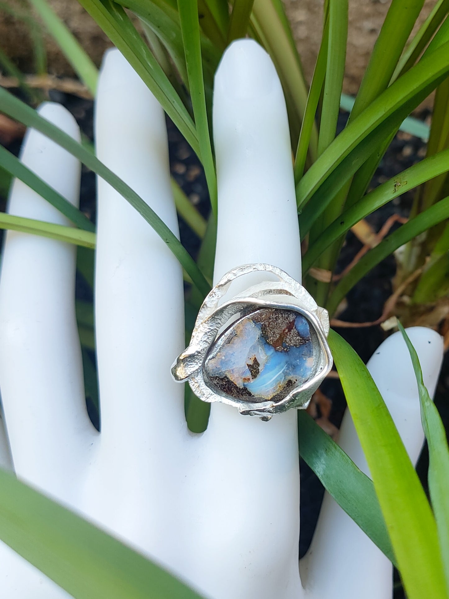 Anillo de autor en plata con ópalo boulder — pieza única hecha a mano con diseño orgánico y piedra natural de tonos tierra y azul.