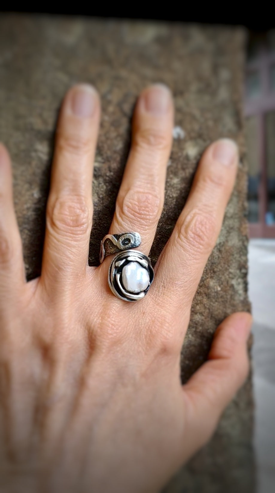 Anillo de plata artesanal con diseño de serpiente, engastado con una perla Keshi.