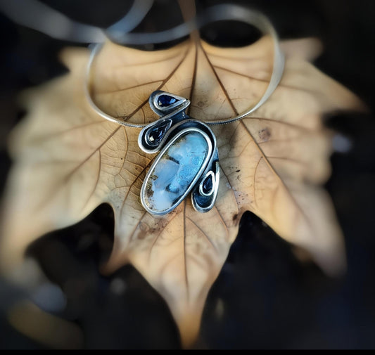 Colgante con Ópalo Boulder y 3 zafiros naturales. Joyería de autor. Joyería artesanal de Amparo Valencia