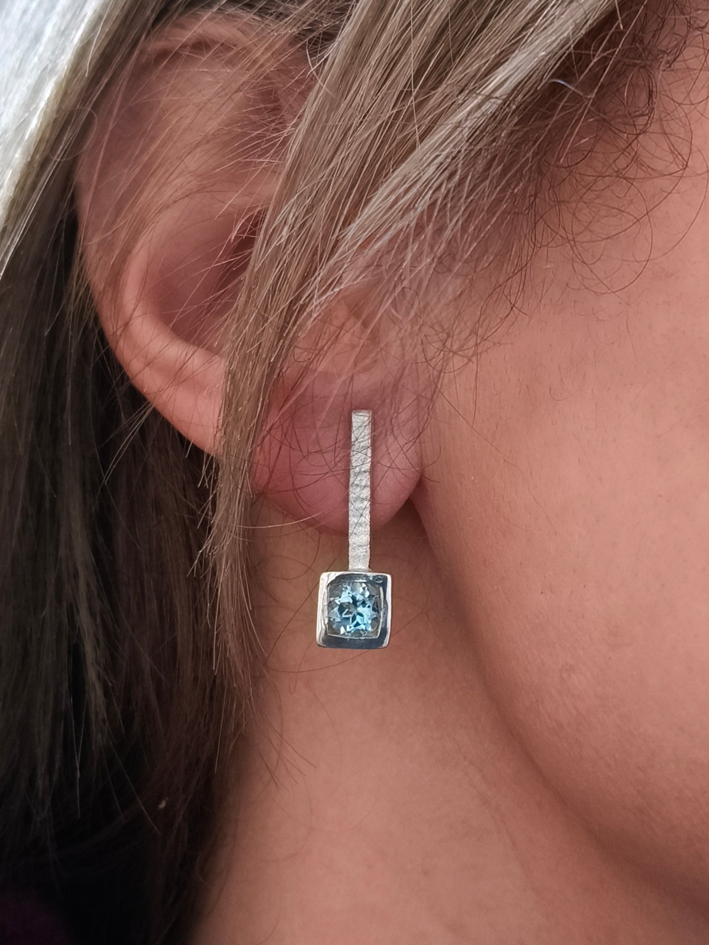 "Pendientes cuadrados de plata mate con topacio azul, joyería de autor y joyas artesanales cuidadosamente elaboradas."