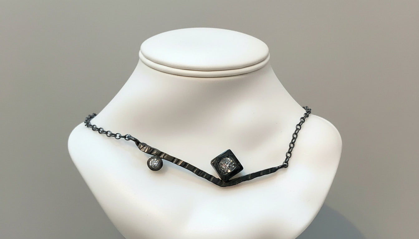 Colgante de plata negra con zirconita. Hecho a mano. Joyeria artesanal para mujer