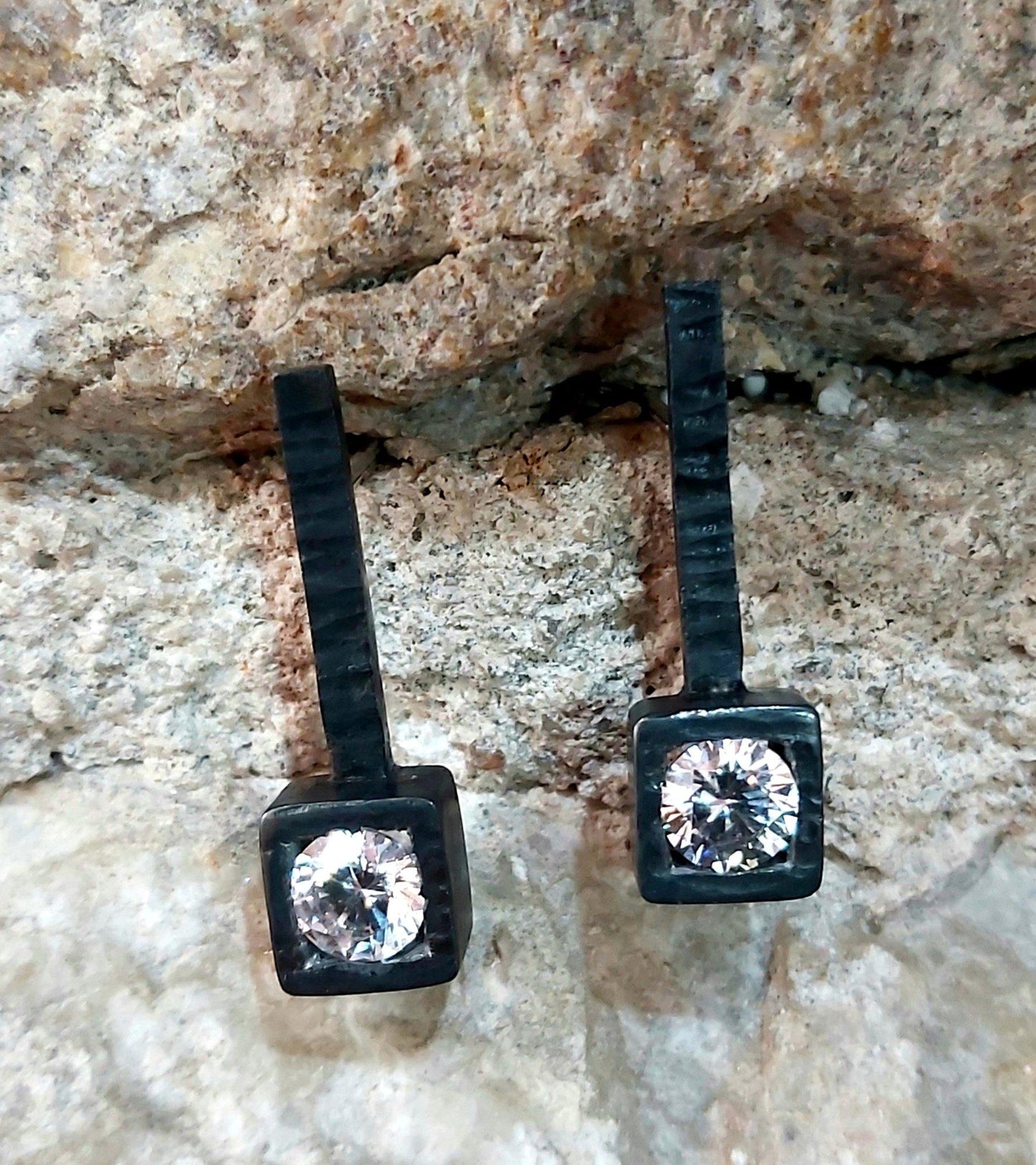 Pendientes cuadrados de plata con circonita. La plata esta tratada para darle una coloración negra