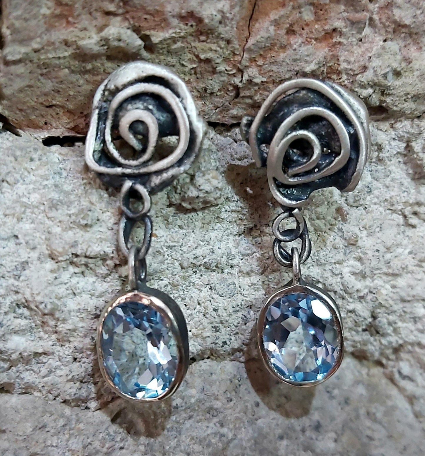 Pendientes únicos hechos a mano con topacios azules creación de Amparo Valencia