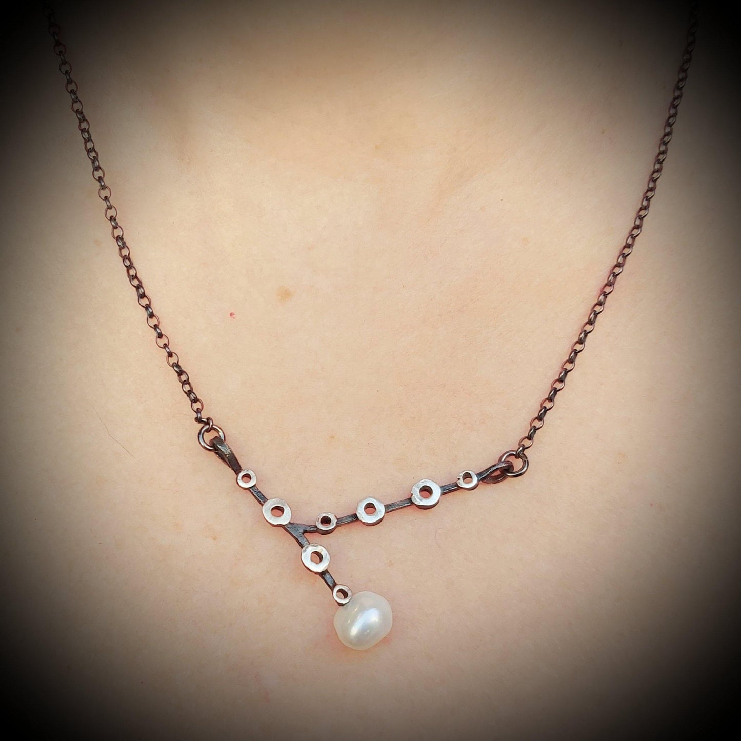 Colgante artesanal de plata para mujer con perla cultivada de agua dulce de la colección Circulos, realizado por Amparo Valencia