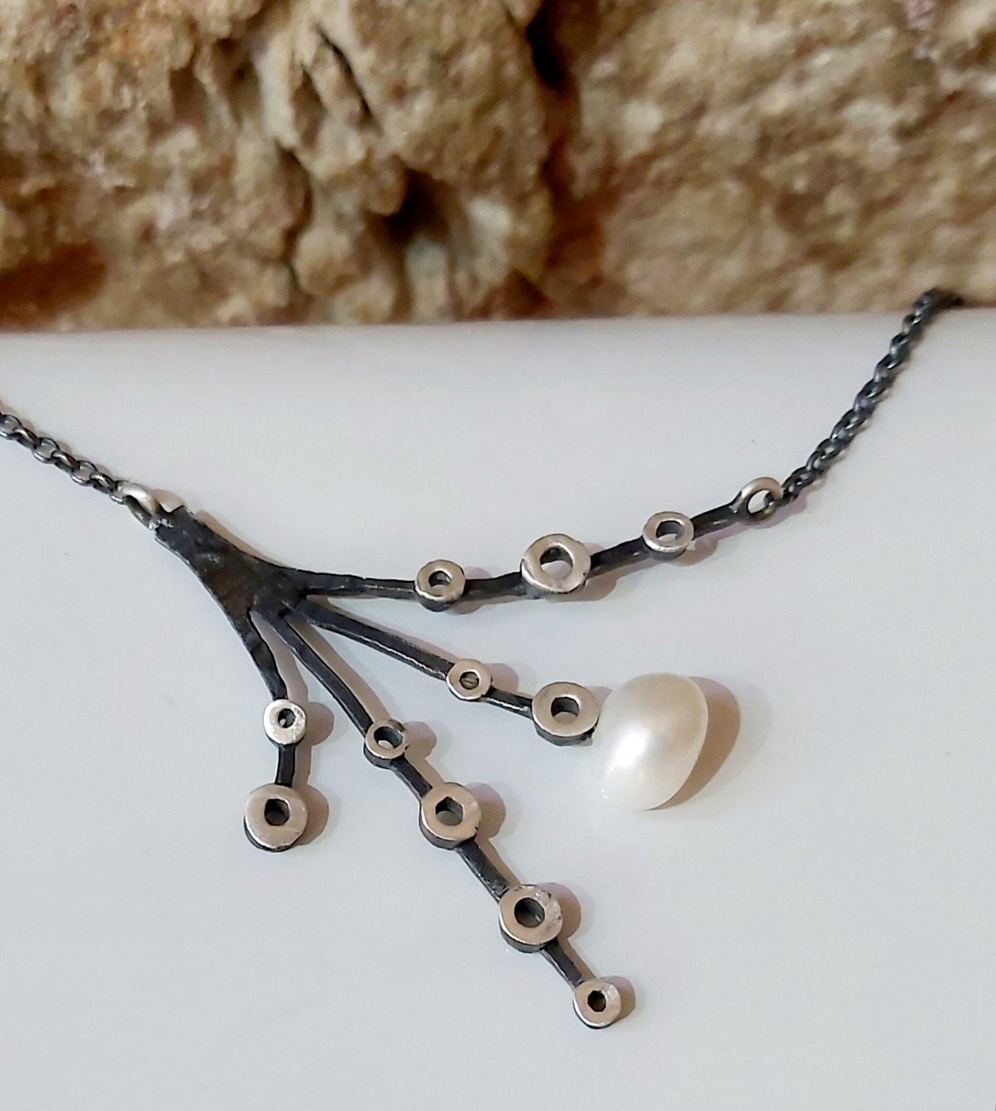 Colgante artesanal de plata para mujer con perla cultivada de agua dulce de la colección Circulos, realizado por Amparo Valencia