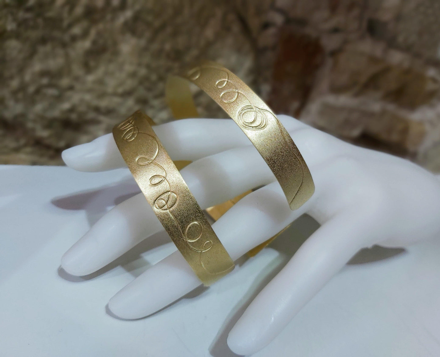 Brazalete doble chapado en oro con grbado original - Amparo Valencia Joyas