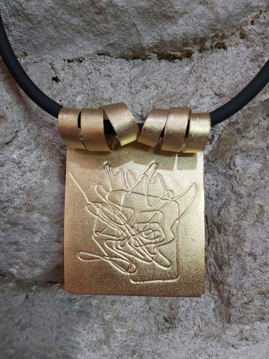 Imagen de un collar de bronze chpado en oro perteneciente a la colección Trazos de Amparo Valencia