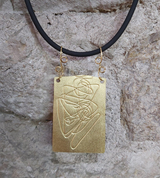 Colgante artesanal chapado en oro con grabado original. Hecho a mano por Amparo Valencia