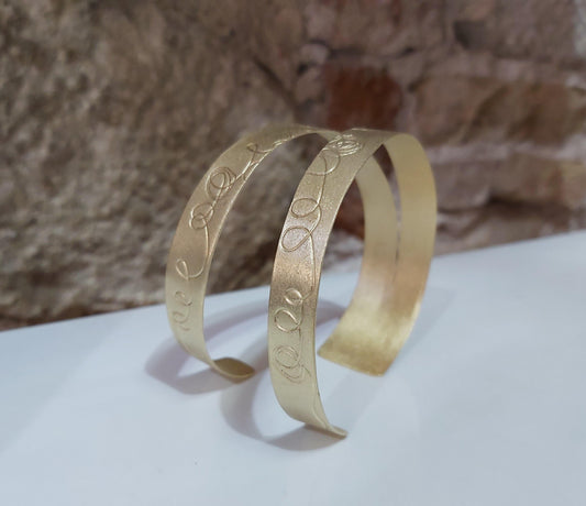Brazalete doble chapado en oro con grbado original - Amparo Valencia Joyas