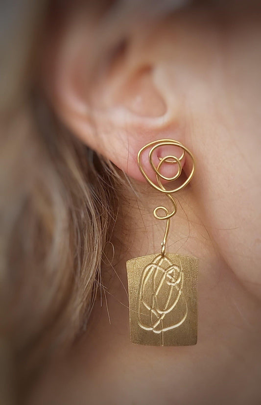 Pendientes exclusivos chapados en oro elaborados artesanalmente. Hechos a mano por Amparo Valencia