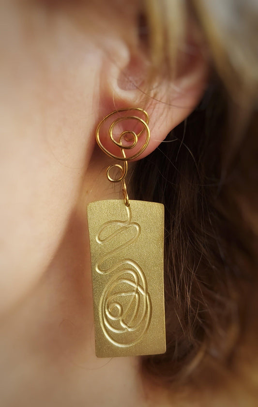 Pendientes grandes chapado en oro con grabado original. Trazos - Amparo Valencia Joyas