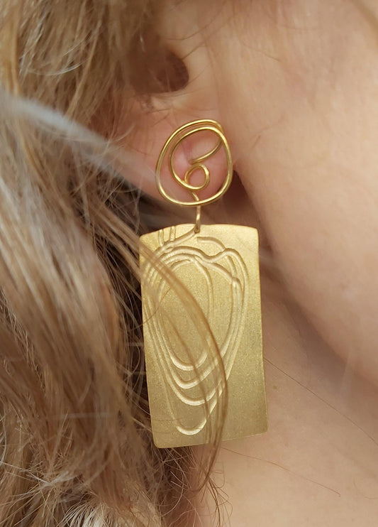 Pendientes exclusivos chapados en oro elaborados artesanalmente. Hechos a mano por Amparo Valencia