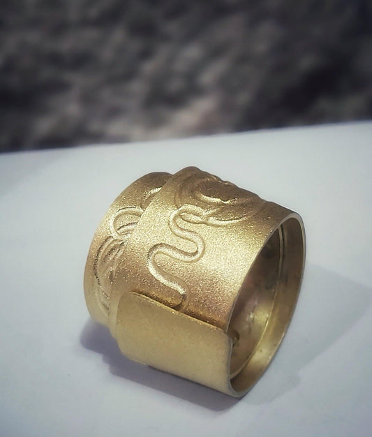 Primer plano del anillo chapado en oro con grabado hecho a mano. Anillo exclusivo