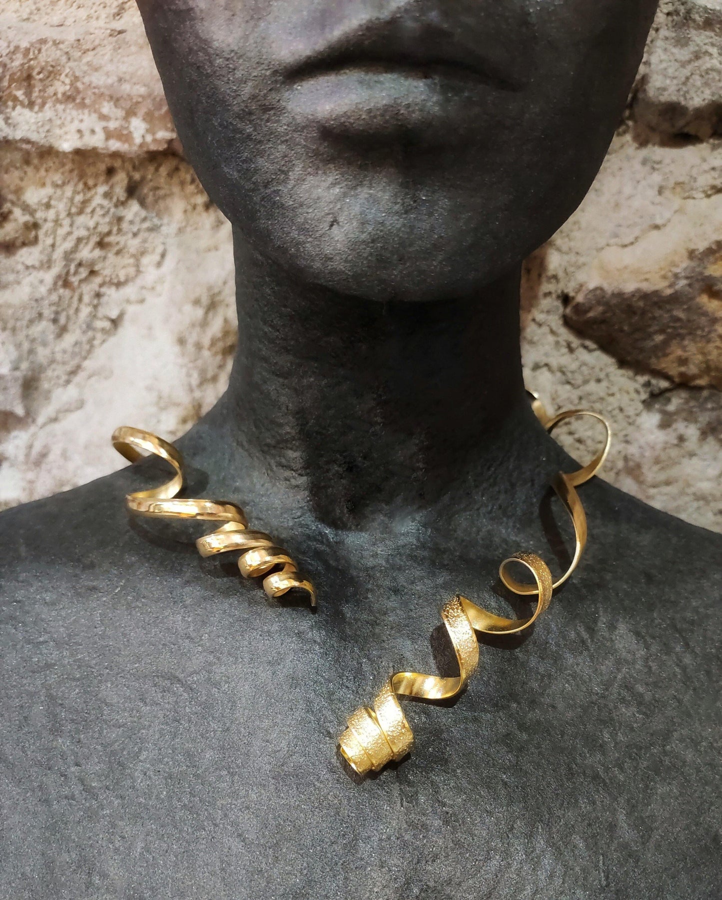 Collar rigido chapado en oro, hecho a mano. Jolleria artesanal de Amparo Valencia.