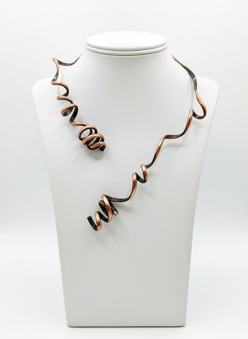 Collar de cobre rígido espiral. Hecho a mano,. Joyeria artesanal en Barcelona
