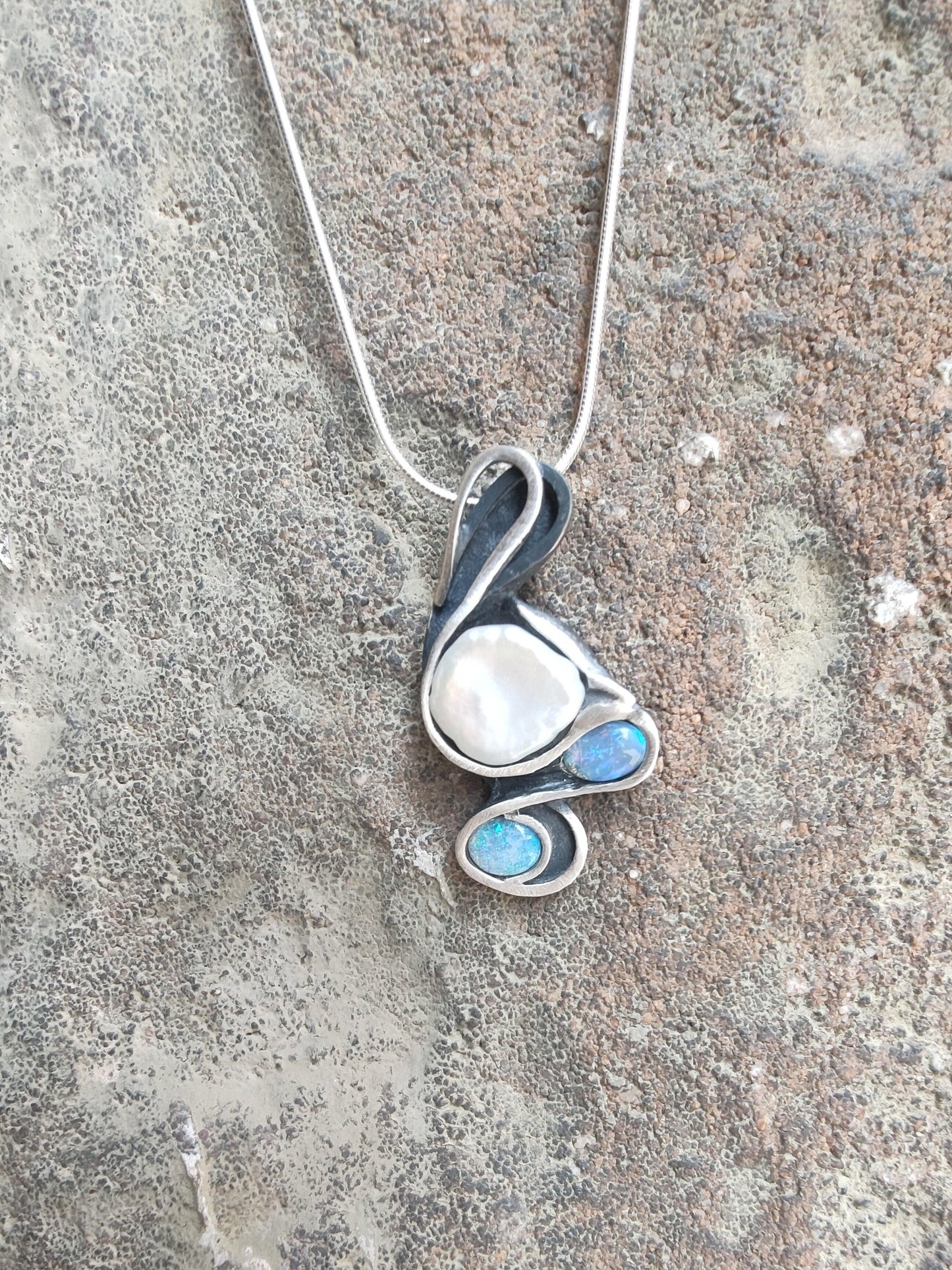 Silver necklace with Keshi pearl and opals