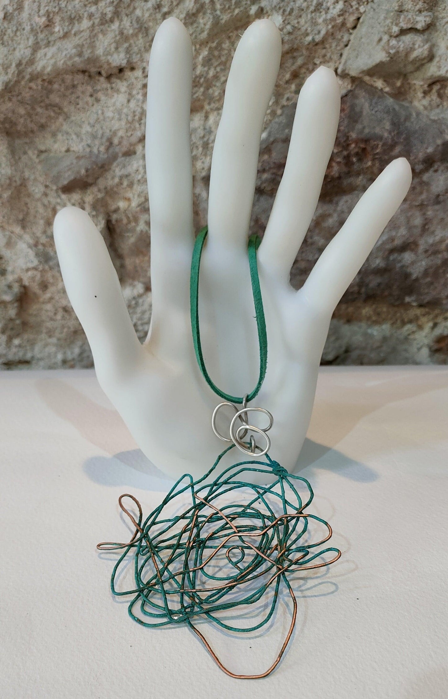 Colgante original de cobre y plata con oxido verde