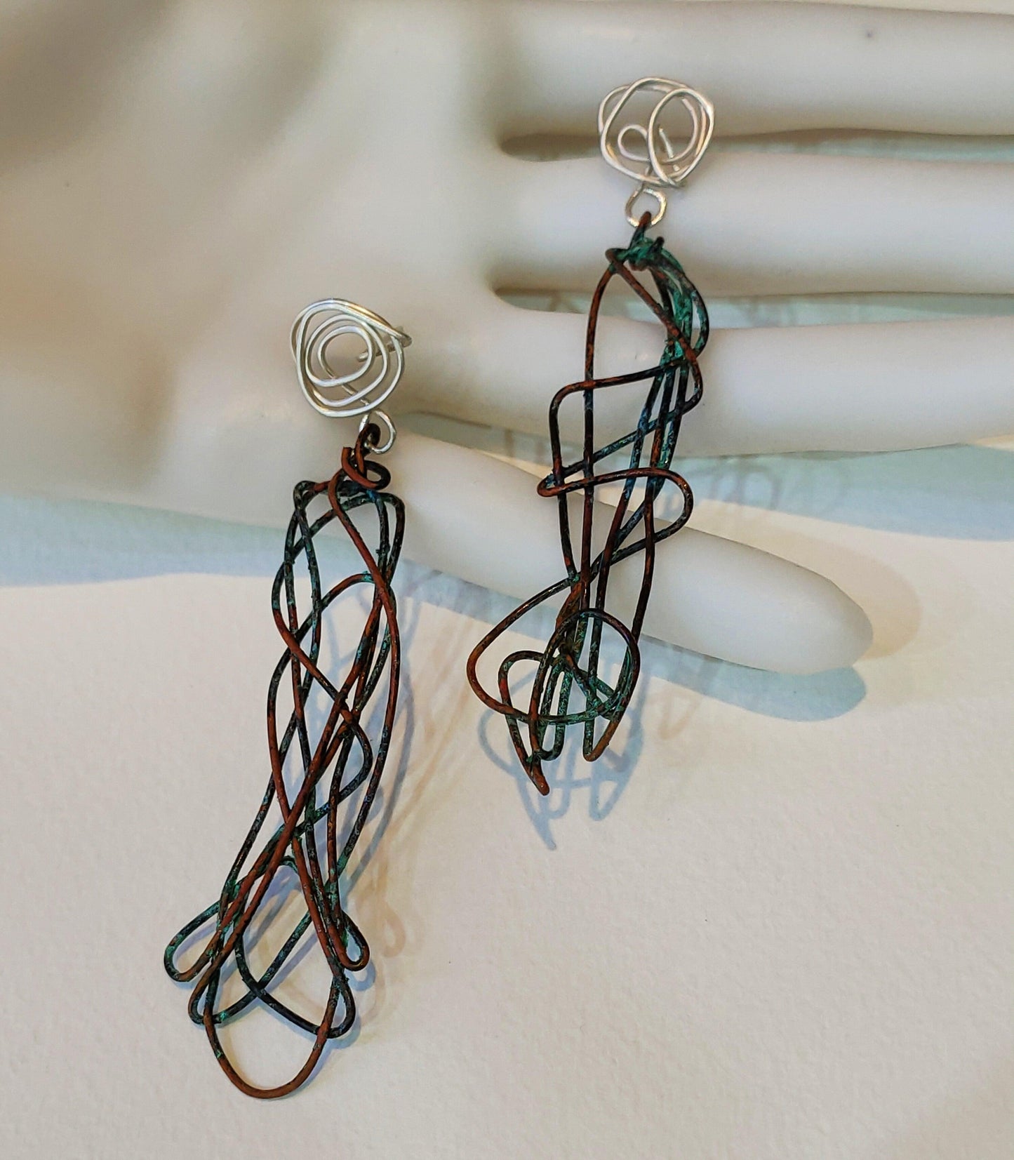 Pendientes de cobre y plata hechos a mano con colores óxido