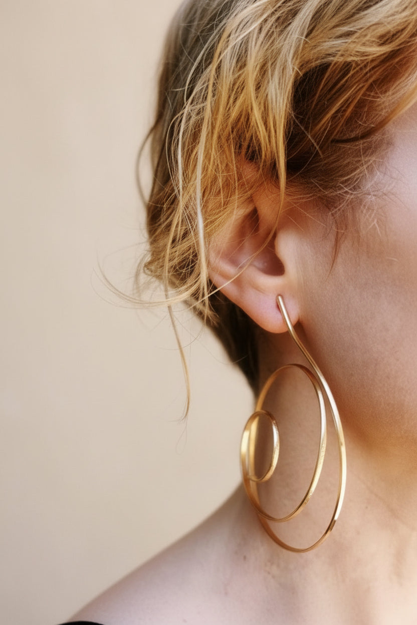 Imagen de aros artesanales diseñados por Amparo Valencia. Los aros presentan una degradación de texturas que resalta su diseño único y sofisticado. Creación hecha a mano en Barcelona