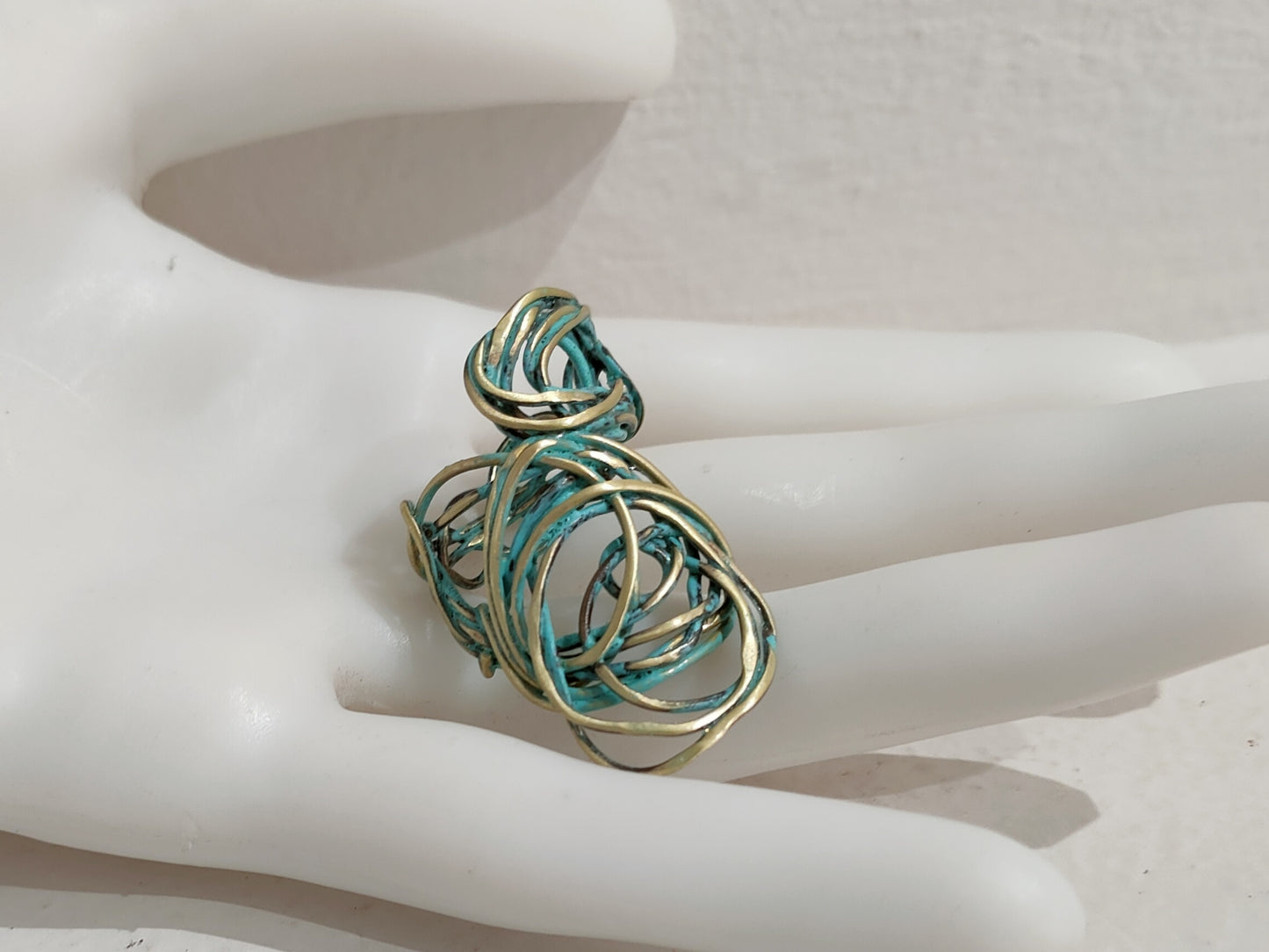 Anillo único de bronce y cobre con patina verde