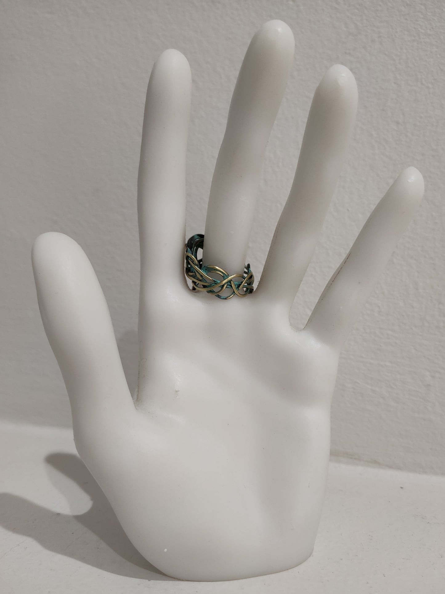 Anillo único de bronce y cobre con patina verde