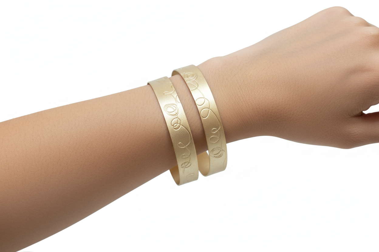 Brazalete doble chapado en oro con grbado original