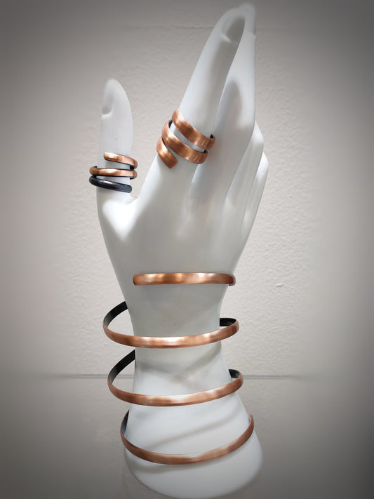 Pulsera de espiral en bronce chapada en oro, creación exclusiva de Amparo Valencia. Joyería de autor y joyería artesanal con diseño único y elegante.