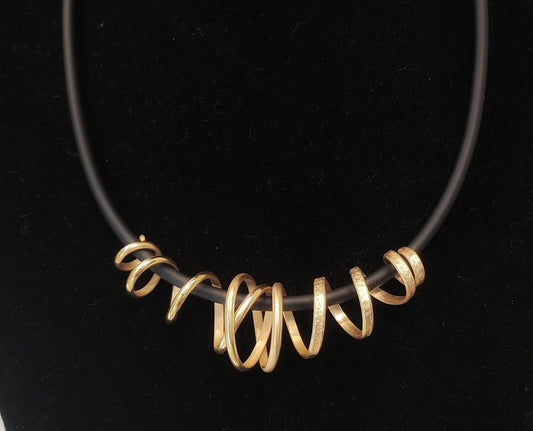 Colgante espiral chapado en oro - Amparo Valencia Joyas