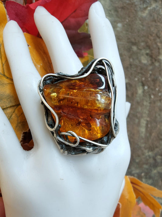 Primer plano anillo ambar, joyeria original hecha a mano por Amparo Valencia 
