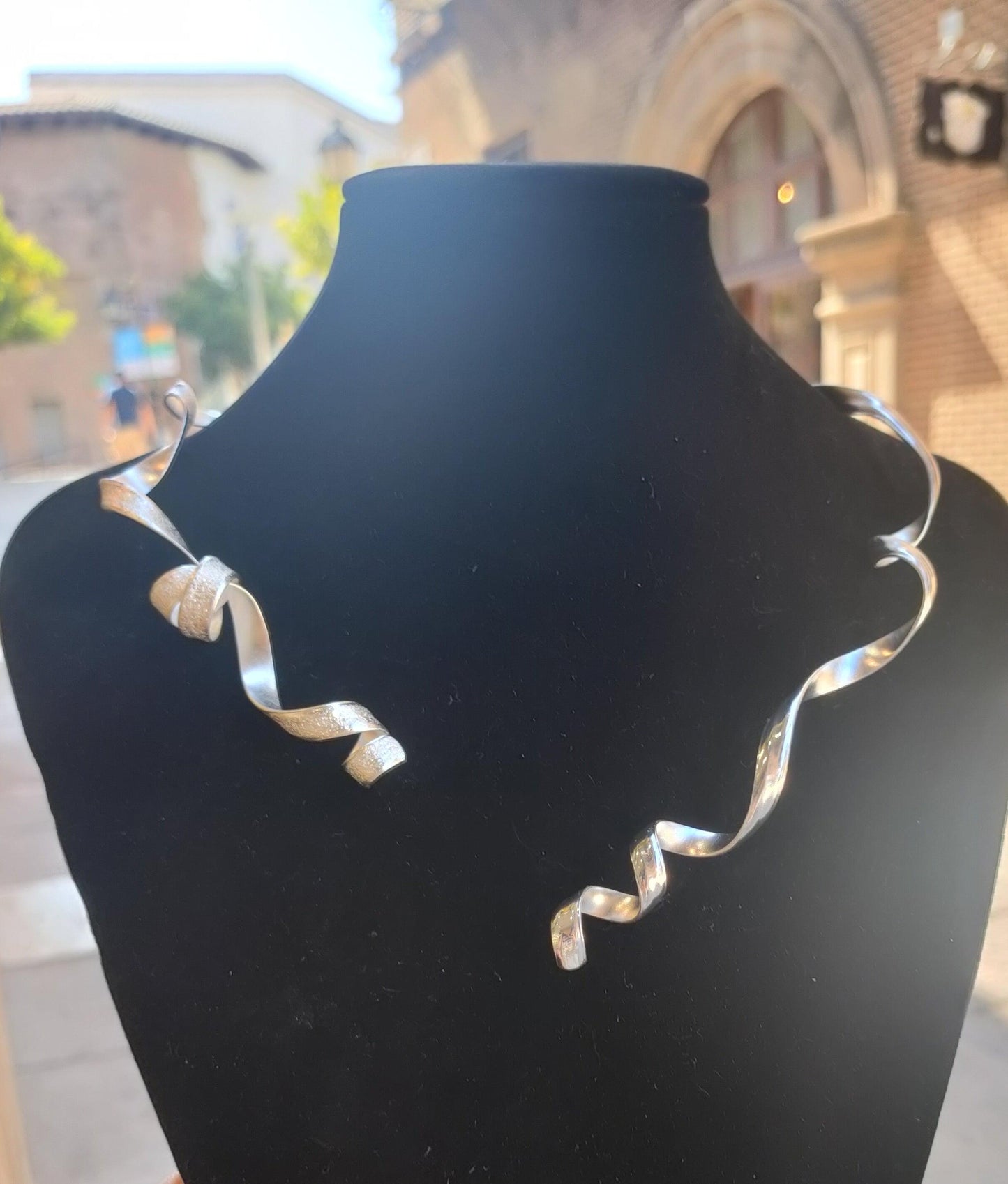 Collar Isis rígido baño de plata - Amparo Valencia Joyas