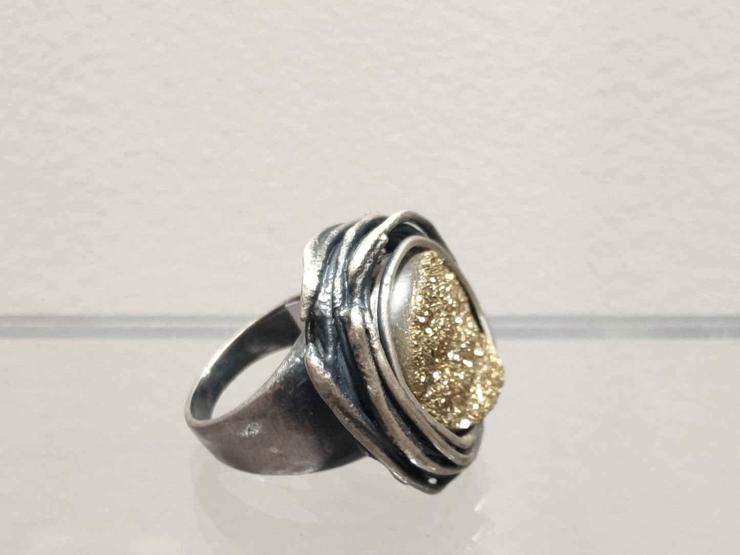 Anillo único de plata con piedra drusa dorad - Amparo Valencia Joyas