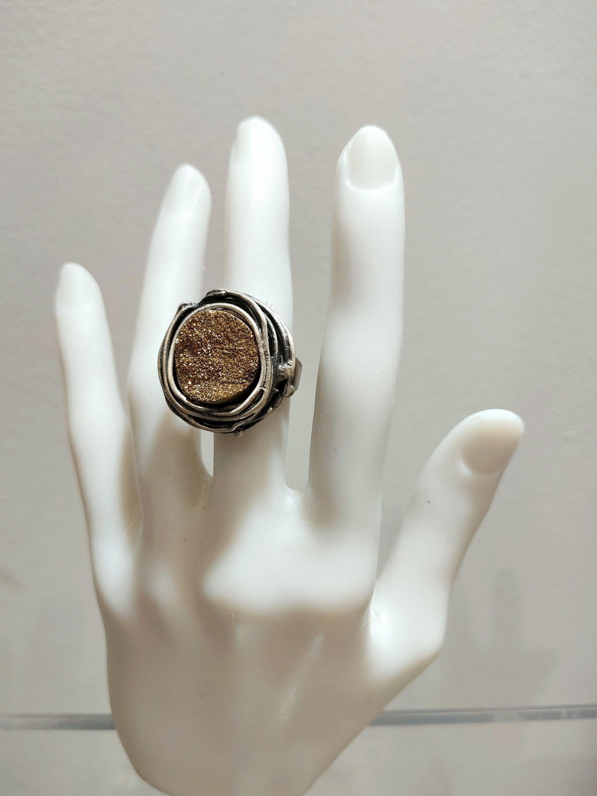 Anillo único de plata con piedra drusa dorad - Amparo Valencia Joyas