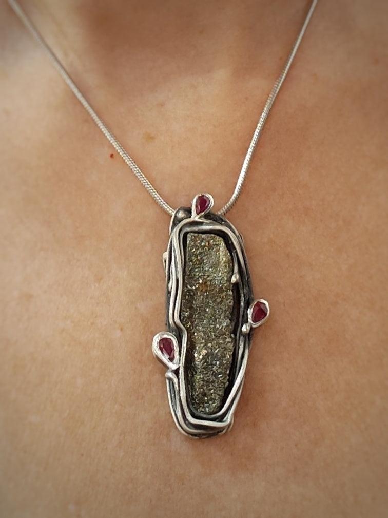 Colgante de plata con pirita y rubíes: una joya única y original