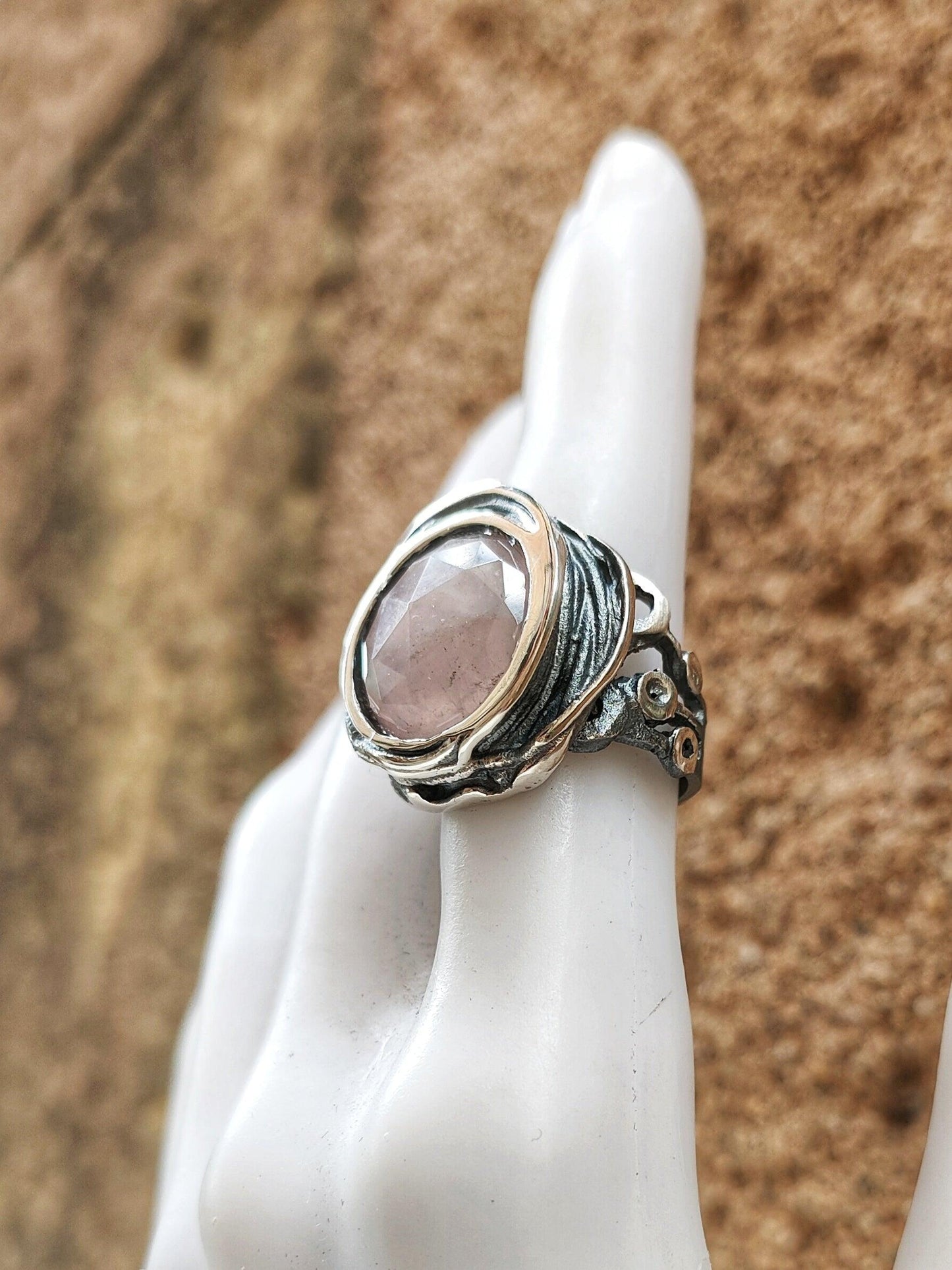 Anillo de plata con diseño único y piedra de cuarzo rosa - Amparo Valencia Joyas