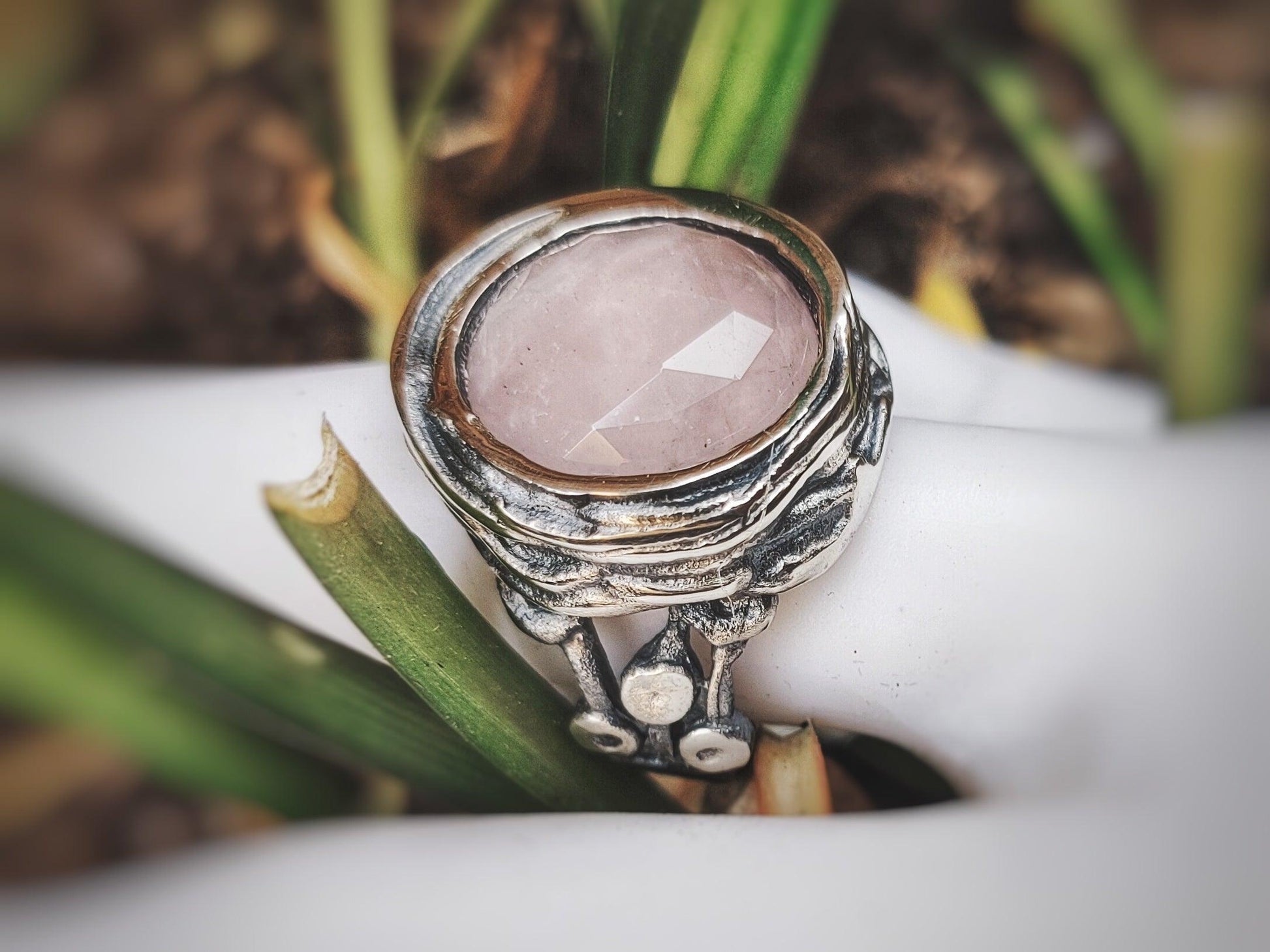 Anillo de plata con diseño único y piedra de cuarzo rosa – Amparo