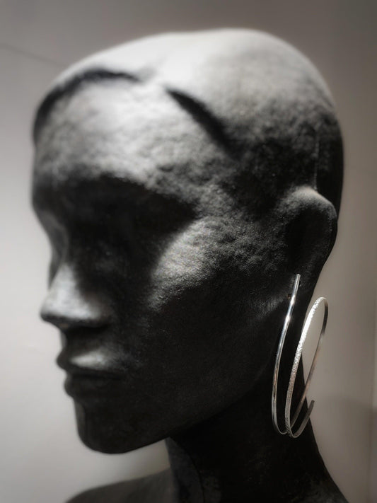 Aros dobles plateados — diseño original de Amparo Valencia Joyas, pieza hecha a mano.