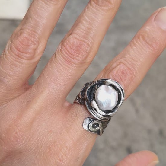 Vídeo de anillo de plata artesanal con perla Keshi, mostrado en mano desde distintos ángulos.
