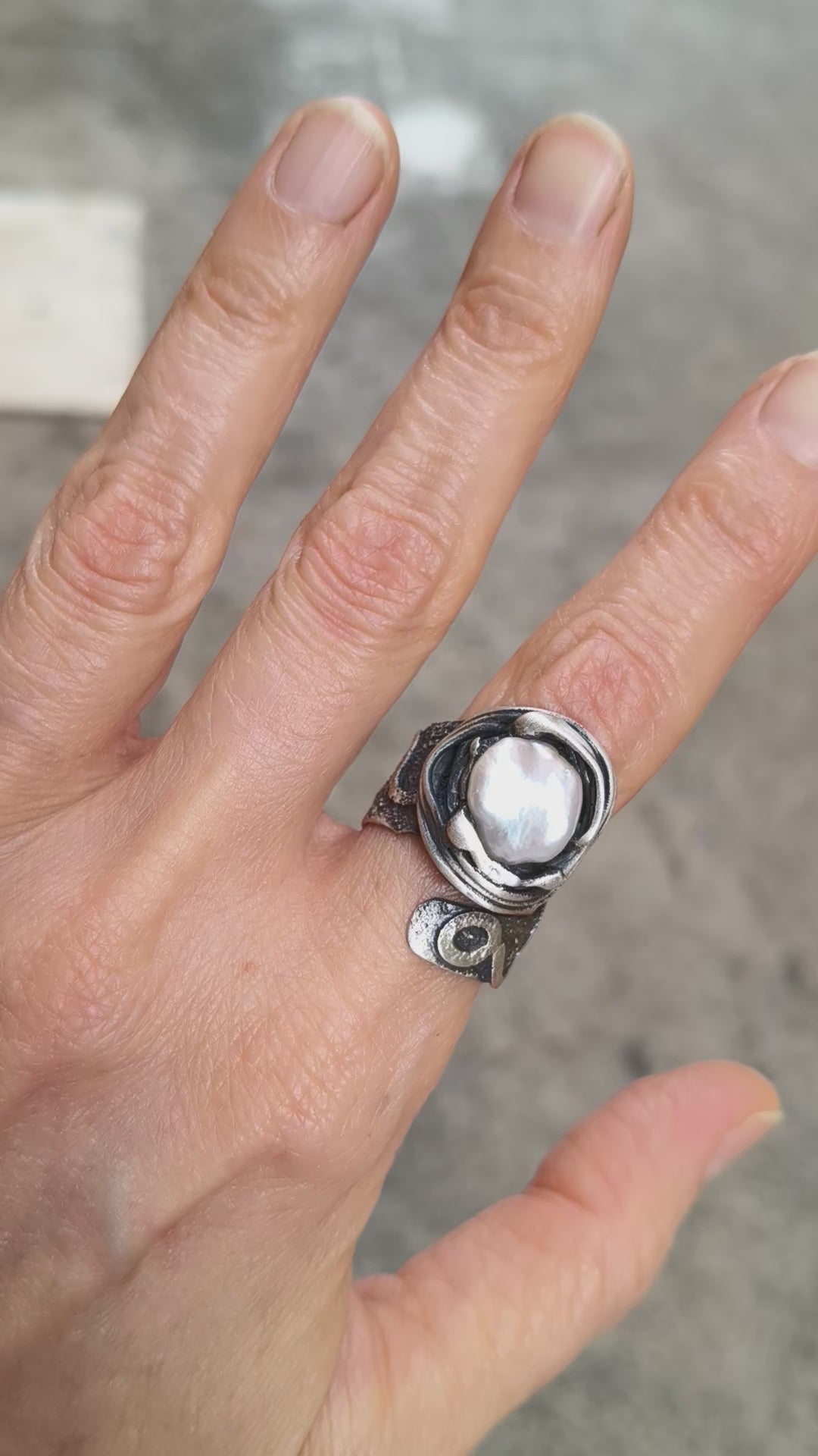 Vídeo de anillo de plata artesanal con perla Keshi, mostrado en mano desde distintos ángulos.
